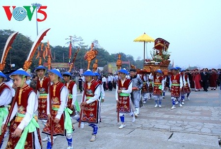 La fête en l’honneur des rois Hung célébrée avec faste au Vietnam - ảnh 1